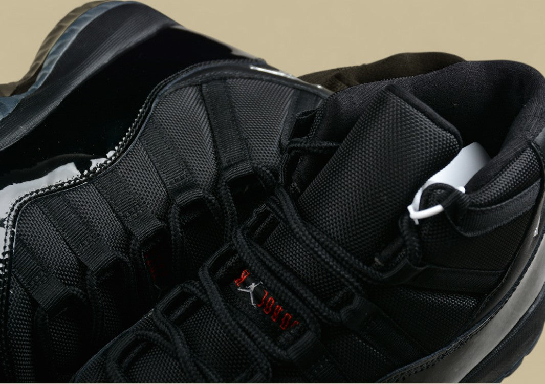Air Jordan 11 Retro Black White "Cap and Gown"-Style