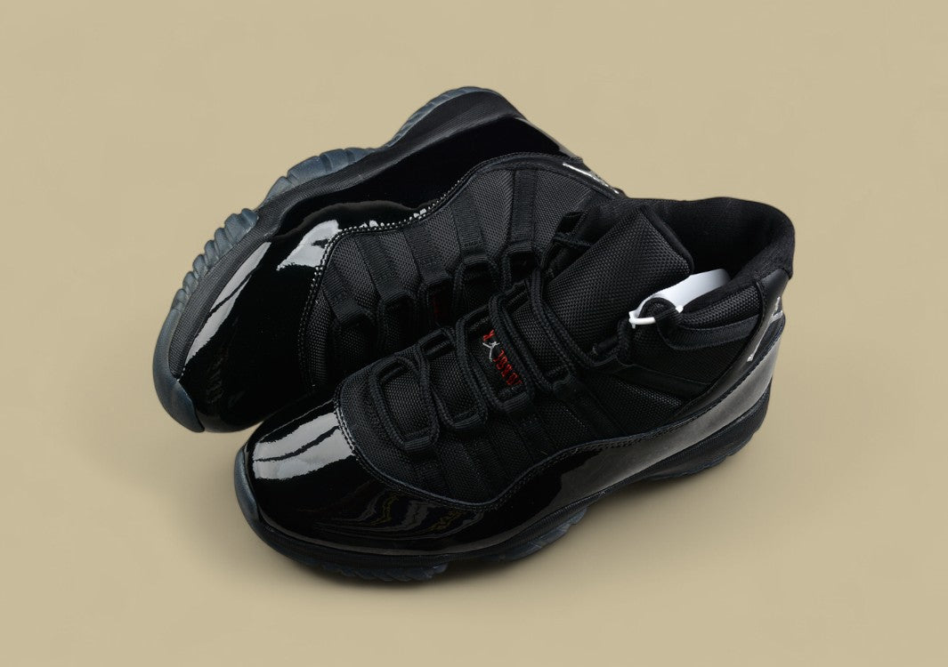 Air Jordan 11 Retro Black White "Cap and Gown"-Style