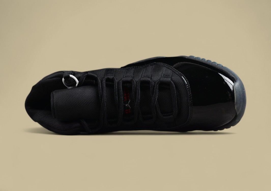 Air Jordan 11 Retro Black White "Cap and Gown"-Style