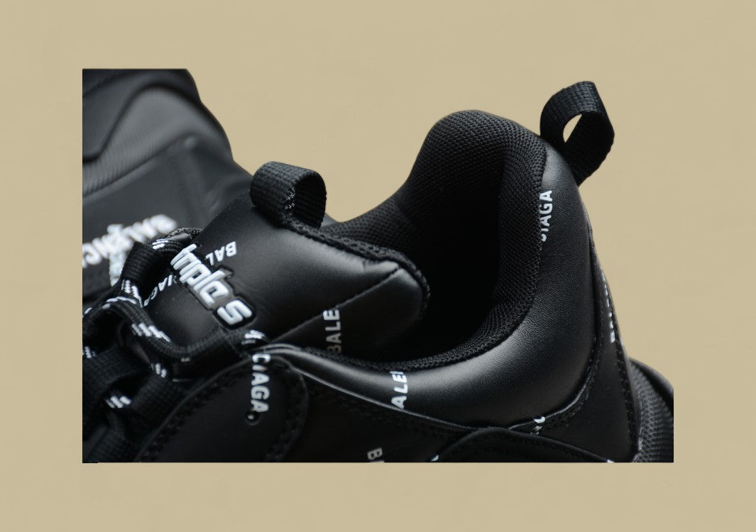 Balenciaga Triple S Black All Over Logo Leder-Luxus In Schwarzer Totaloptik