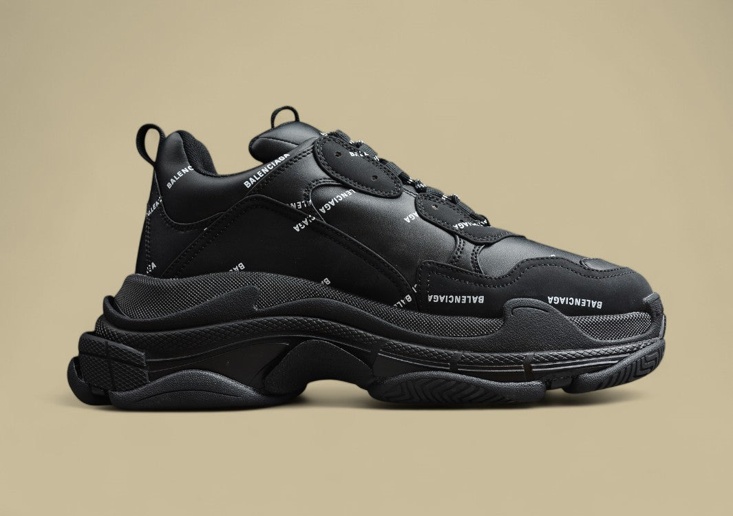 Balenciaga Triple S Black All Over Logo Leder-Luxus In Schwarzer Totaloptik