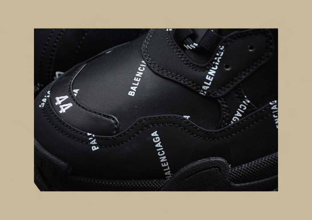 Balenciaga Triple S Black All Over Logo Leder-Luxus In Schwarzer Totaloptik