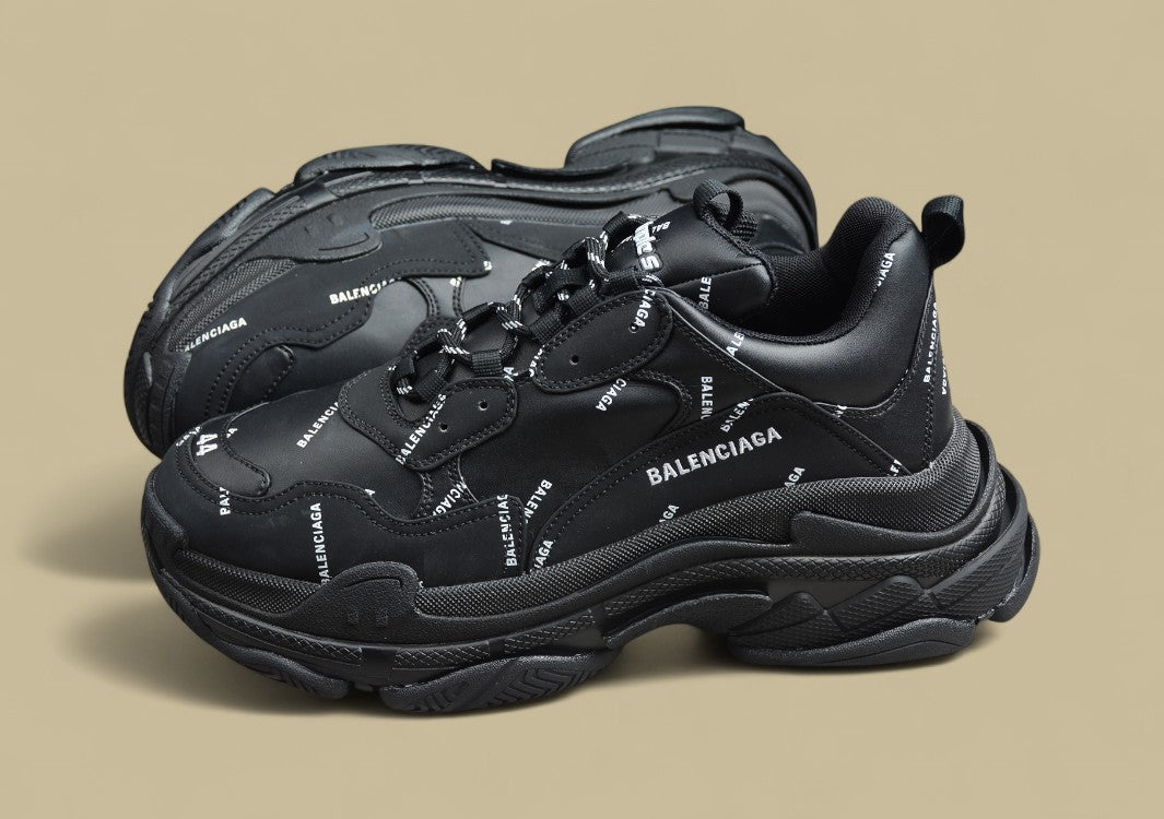Balenciaga Triple S Black All Over Logo Leder-Luxus In Schwarzer Totaloptik