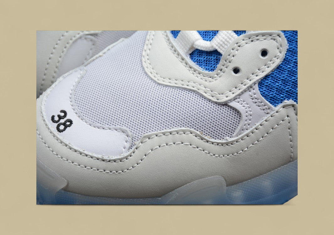 Balenciaga Triple S Grau-Weiß-Blau Cooles Statement Mit Klarem
