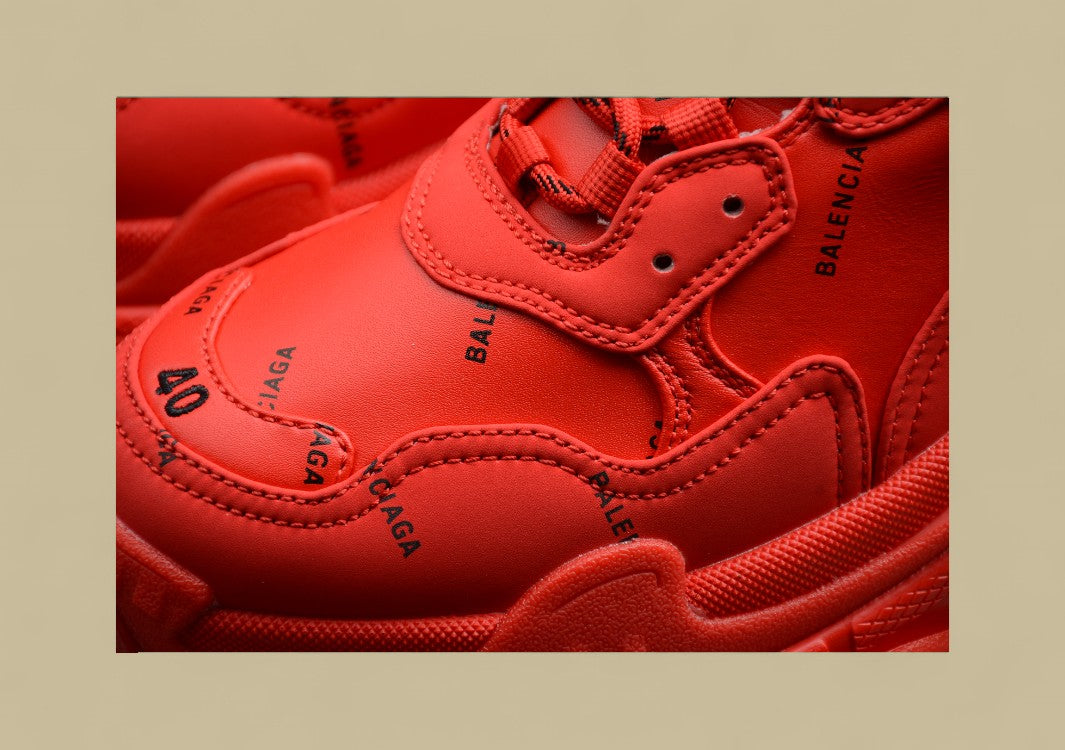 Balenciaga Triple S Rot mit Schwarzem Logo Kraftvolle Farbe