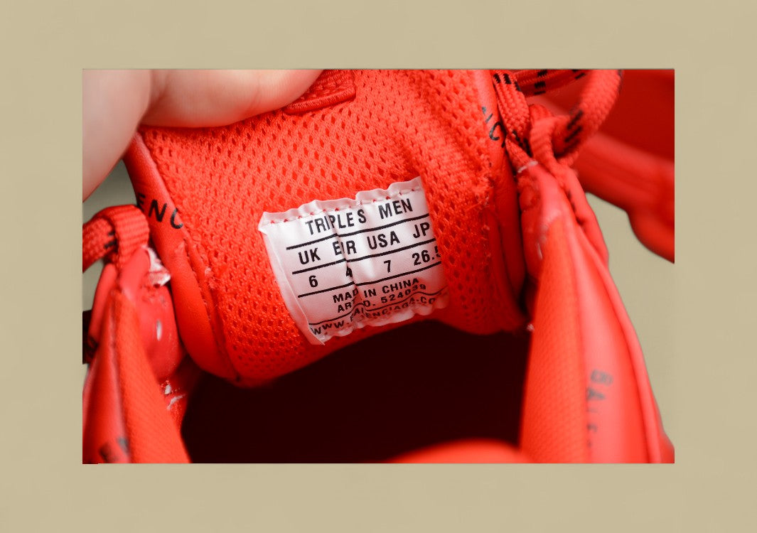 Balenciaga Triple S Rot mit Schwarzem Logo Kraftvolle Farbe