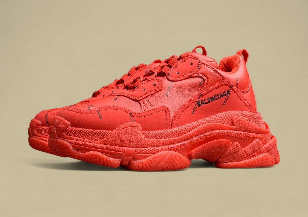 Balenciaga Triple S Rot mit Schwarzem Logo Kraftvolle Farbe