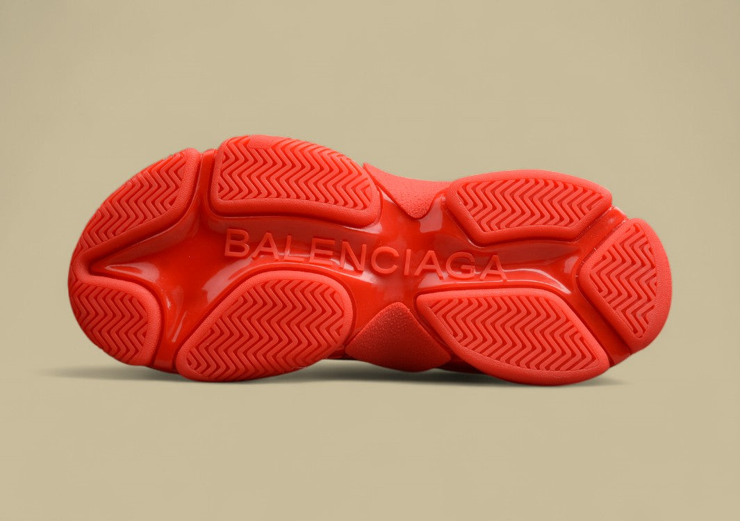 Balenciaga Triple S Rot mit Schwarzem Logo Kraftvolle Farbe