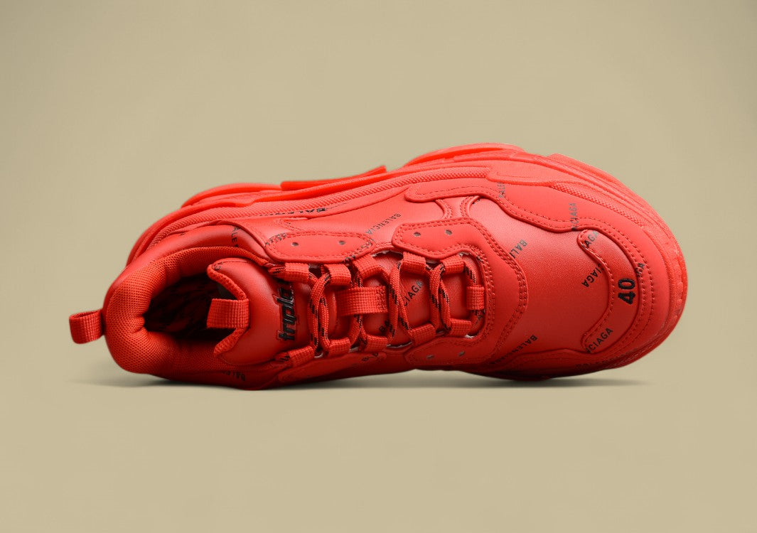 Balenciaga Triple S Rot mit Schwarzem Logo Kraftvolle Farbe