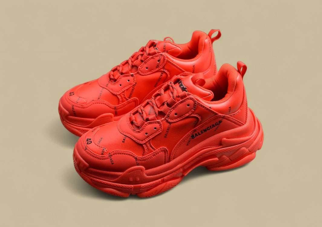 Balenciaga Triple S Rot mit Schwarzem Logo Kraftvolle Farbe
