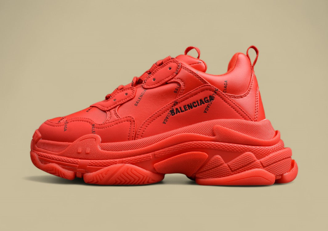 Balenciaga Triple S Rot mit Schwarzem Logo Kraftvolle Farbe