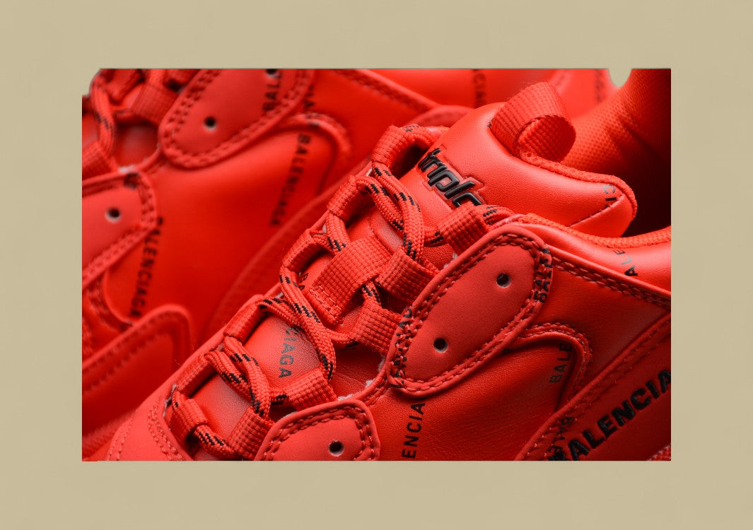 Balenciaga Triple S Rot mit Schwarzem Logo Kraftvolle Farbe