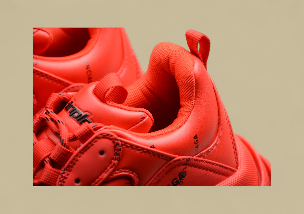 Balenciaga Triple S Rot mit Schwarzem Logo Kraftvolle Farbe