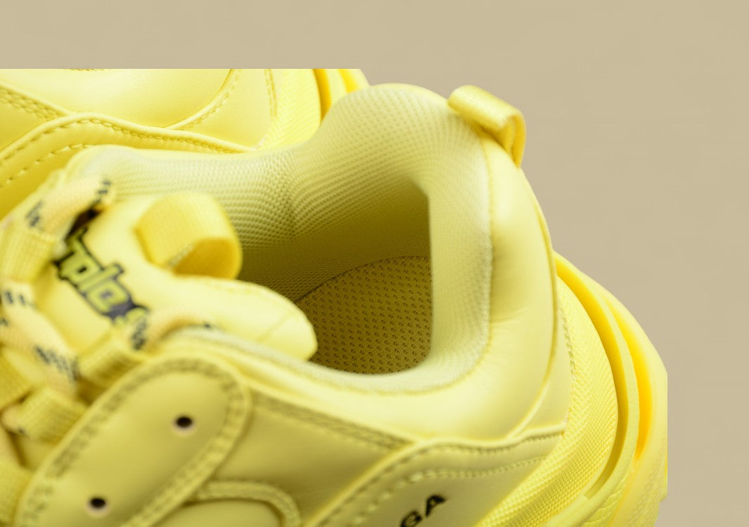 Balenciaga Triple S Sneaker in der "Parisian Family" Retro Dad Shoe Edition