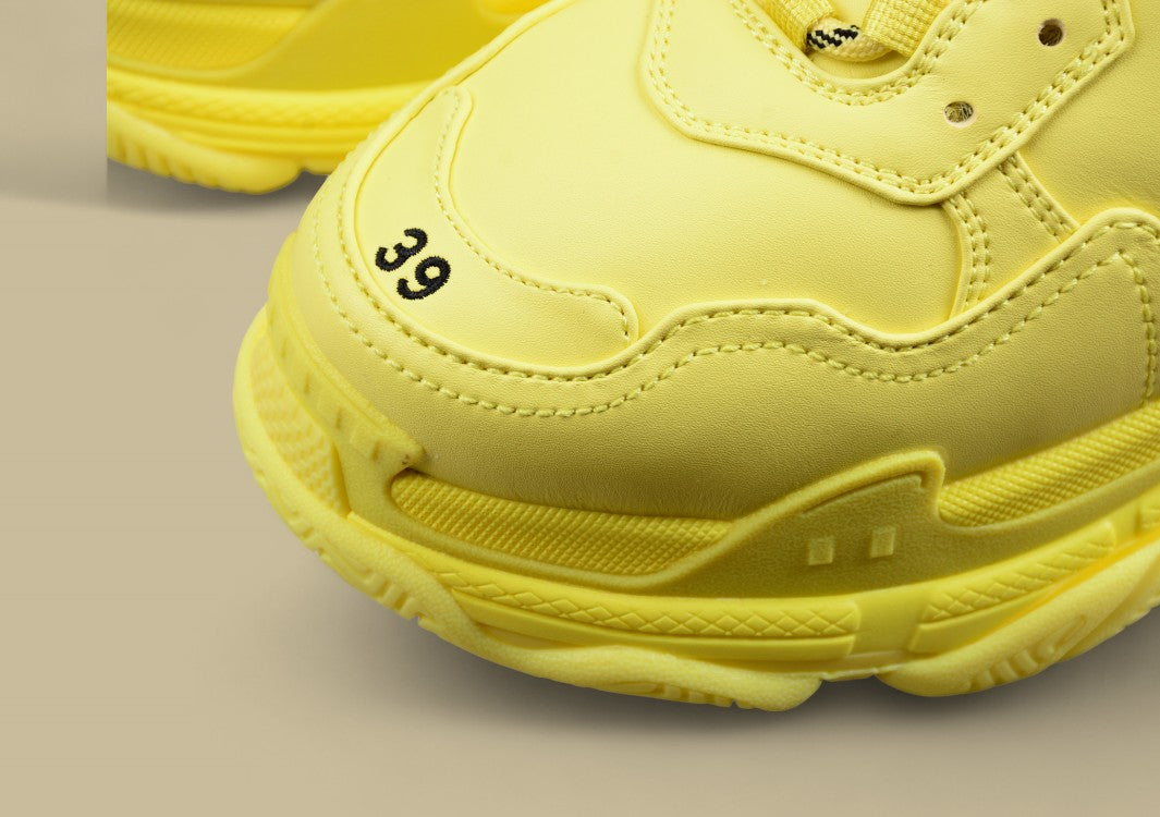 Balenciaga Triple S Sneaker in der "Parisian Family" Retro Dad Shoe Edition