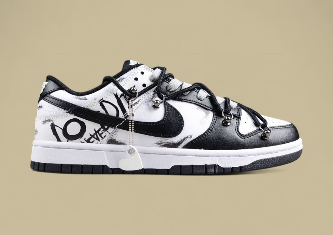 Nk Dunk Low Retro "Black" Deconstruction Style Dark Night Messenger Letter Graffiti Black and White Gray Sb Strap Low-top Casual Sneakers