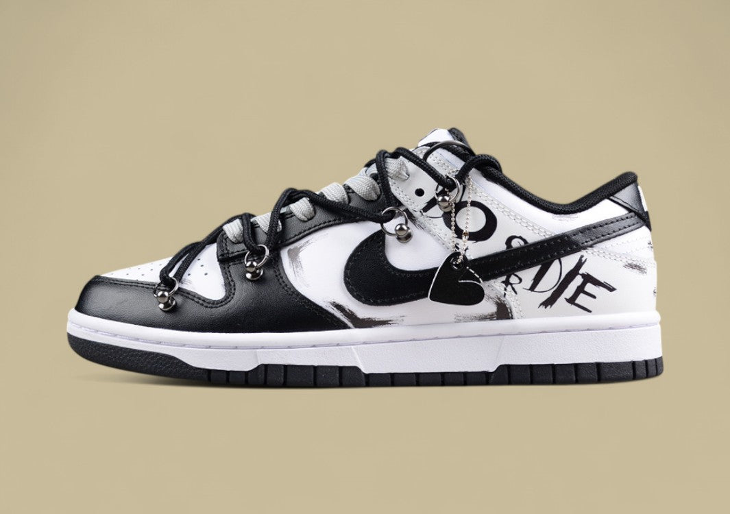 Nk Dunk Low Retro "Black" Deconstruction Style Dark Night Messenger Letter Graffiti Black and White Gray Sb Strap Low-top Casual Sneakers
