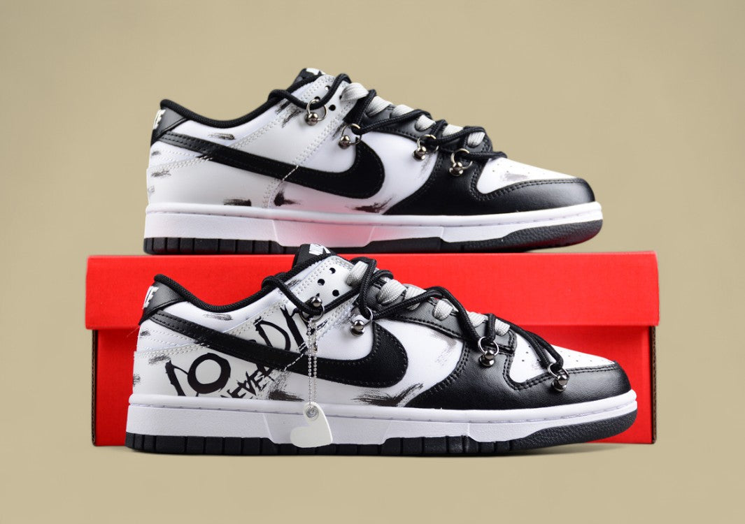 Nk Dunk Low Retro "Black" Deconstruction Style Dark Night Messenger Letter Graffiti Black and White Gray Sb Strap Low-top Casual Sneakers