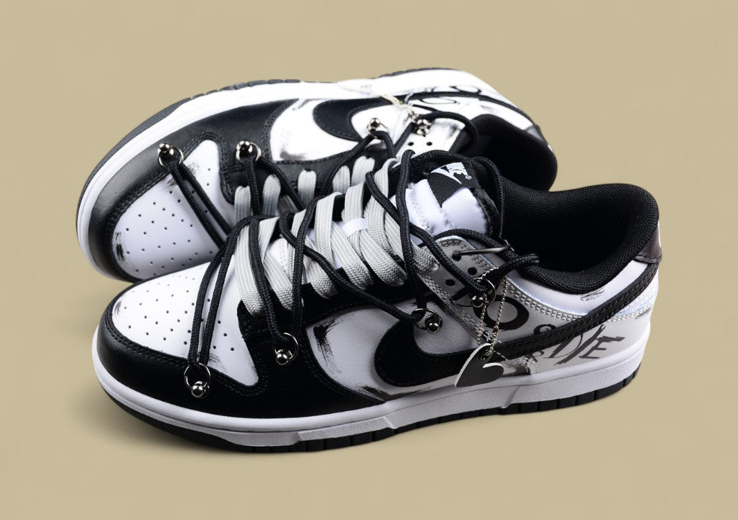 Nk Dunk Low Retro "Black" Deconstruction Style Dark Night Messenger Letter Graffiti Black and White Gray Sb Strap Low-top Casual Sneakers