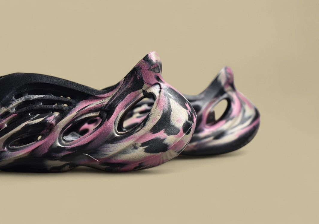 Yeezy Foam Runner MX Carbon Vivid Multicolor Meets Sculpted Innovation