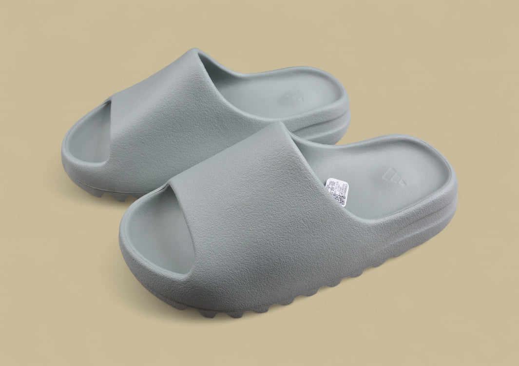 Yeezy Slide "Resin" Kanye once again collaborates with Yeezy slippers