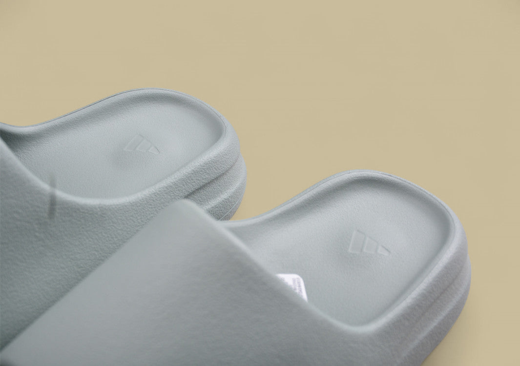 Yeezy Slide "Resin" Kanye once again collaborates with Yeezy slippers